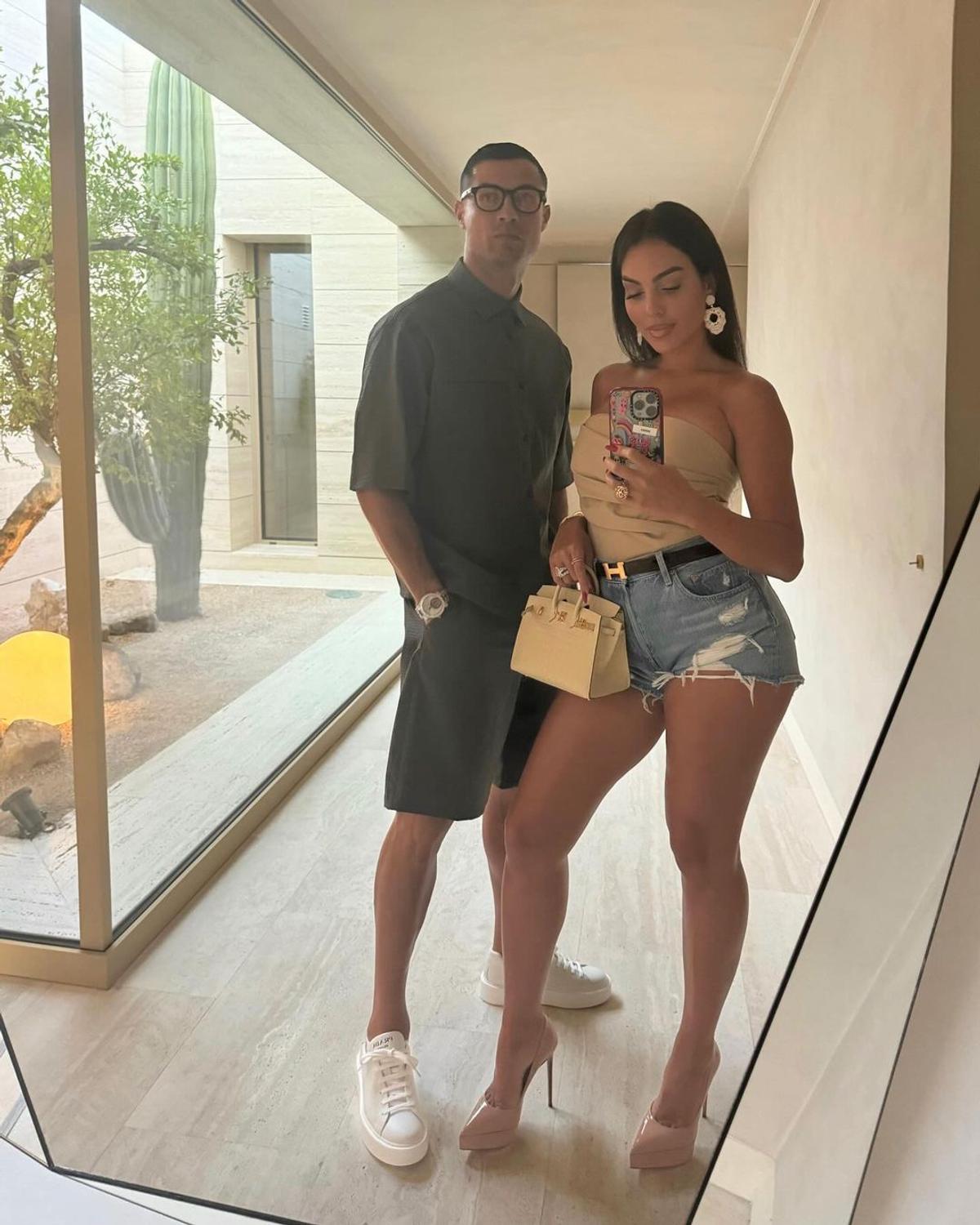 Georgina s-a pozat doar în ... tricou pentru a sărbători live golurile lui Cristiano Ronaldo! » Fotografia devenită virală