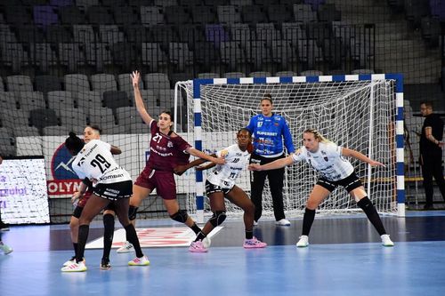 Secvență din semifinala Gloria Bistrița - Rapid București Foto: Facebook FR Handbal / Dan Badea