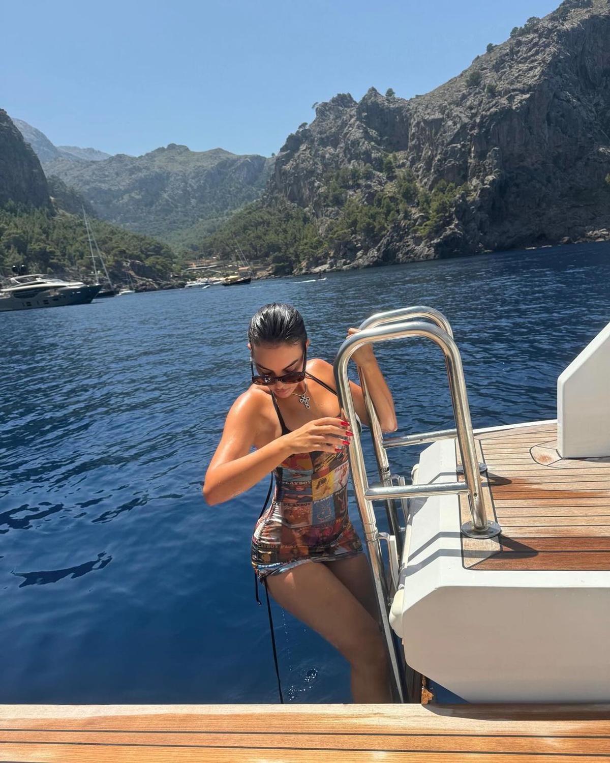Georgina s-a pozat doar în ... tricou pentru a sărbători live golurile lui Cristiano Ronaldo! » Fotografia devenită virală