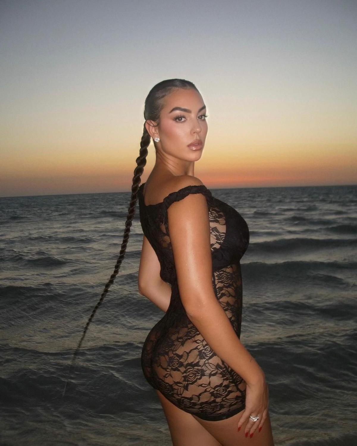 Georgina s-a pozat doar în ... tricou pentru a sărbători live golurile lui Cristiano Ronaldo! » Fotografia devenită virală