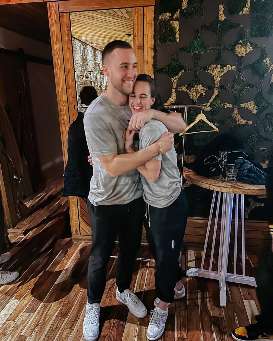 Connor McCaffery și Caitlin Clark/Foto: Instagram (@connor_m30) Supraviețuitor al cancerului, prieten cu Chris Paul și „cumnat” al celebrei Caitlin Clark, Patrick McCaffery a semnat cu CS Vâlcea 1924