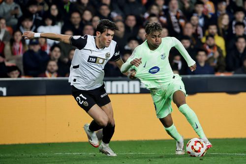 Duel din meciul jucat în „sferturile” Cupei Regelui 2024-2025 între Barcelona și Valencia / Foto: Imago