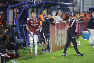 Ruptură la Rapid? Claudiu Petrila a dat mâna cu toți de pe bancă atunci când a fost schimbat, dar l-a evitat pe Costel Gâlcă + Ce s-a întâmplat după fluierul final