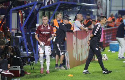 Ruptură la Rapid? Claudiu Petrila a dat mâna cu toți de pe bancă atunci când a fost schimbat, dar l-a evitat pe Costel Gâlcă + Ce s-a întâmplat după fluierul final