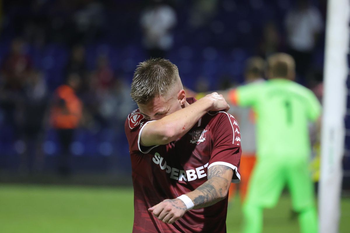 Ruptură la Rapid? Claudiu Petrila a dat mâna cu toți de pe bancă atunci când a fost schimbat, dar l-a evitat pe Costel Gâlcă + Ce s-a întâmplat după fluierul final