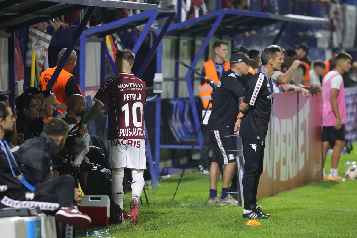 Ruptură la Rapid? Claudiu Petrila a dat mâna cu toți de pe bancă atunci când a fost schimbat, dar l-a evitat pe Costel Gâlcă + Ce s-a întâmplat după fluierul final