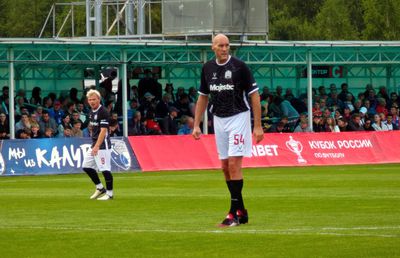 Al șaptelea cel mai înalt jucător din istoria NBA a debutat în fotbal, la 40 de ani