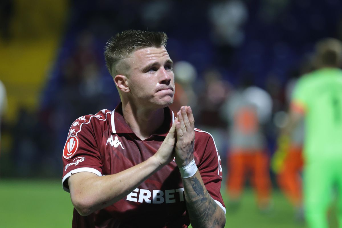 Ruptură la Rapid? Claudiu Petrila a dat mâna cu toți de pe bancă atunci când a fost schimbat, dar l-a evitat pe Costel Gâlcă + Ce s-a întâmplat după fluierul final