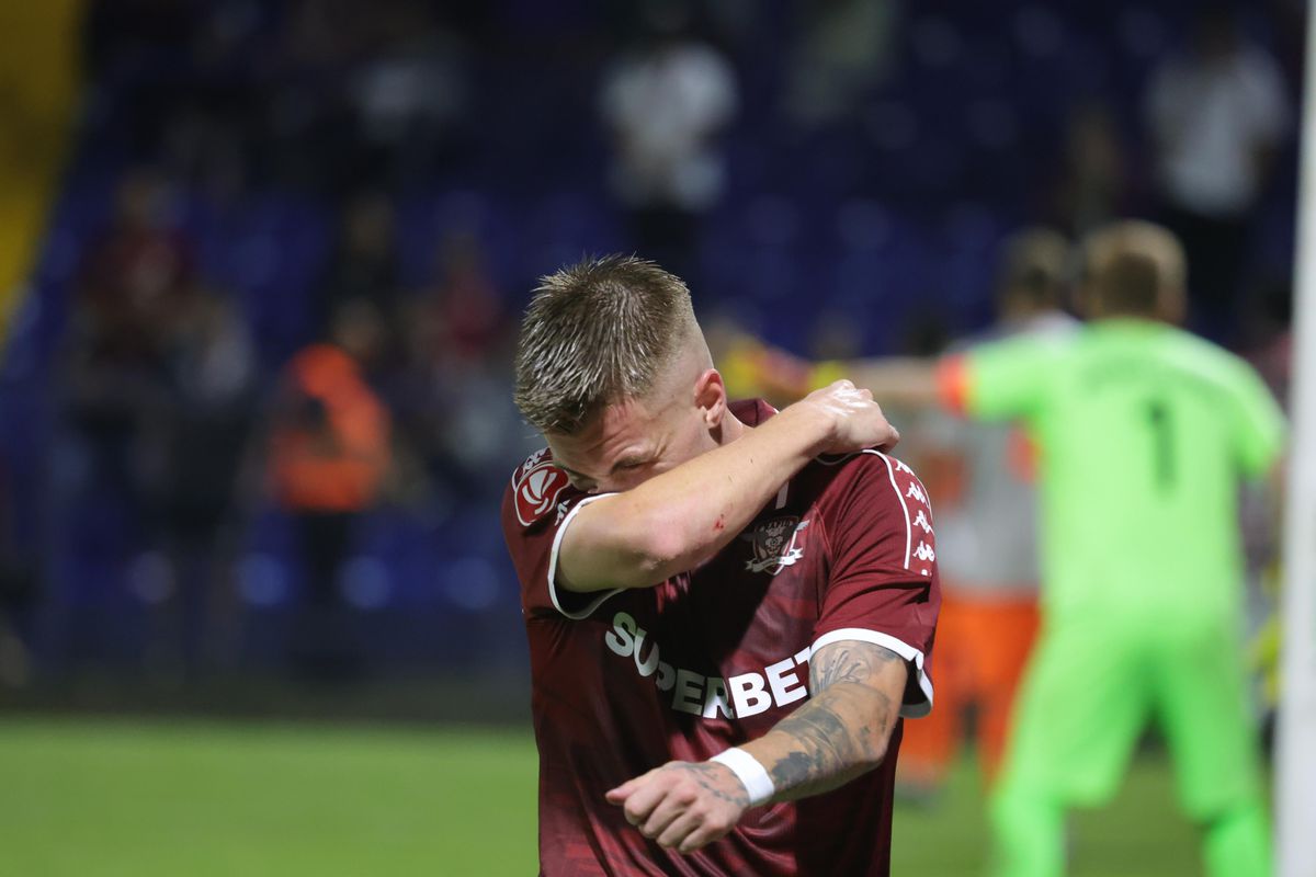 Ruptură la Rapid? Claudiu Petrila a dat mâna cu toți de pe bancă atunci când a fost schimbat, dar l-a evitat pe Costel Gâlcă + Ce s-a întâmplat după fluierul final