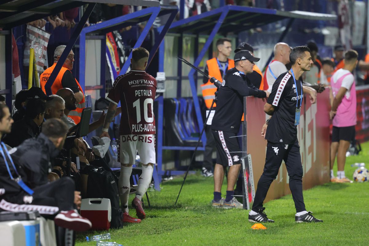 Ruptură la Rapid? Claudiu Petrila a dat mâna cu toți de pe bancă atunci când a fost schimbat, dar l-a evitat pe Costel Gâlcă + Ce s-a întâmplat după fluierul final