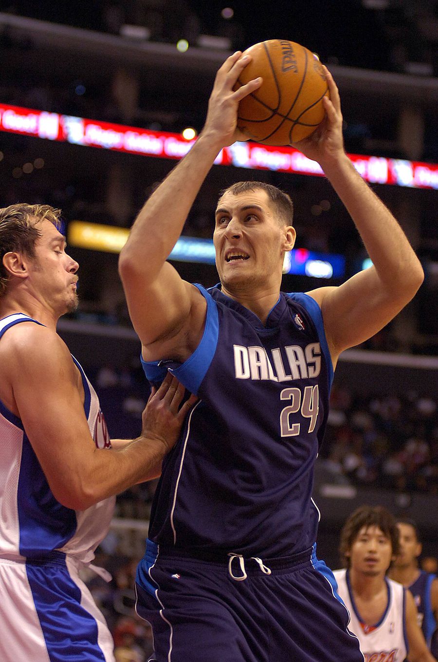 Al șaptelea cel mai înalt jucător din istoria NBA a debutat în fotbal, la 40 de ani