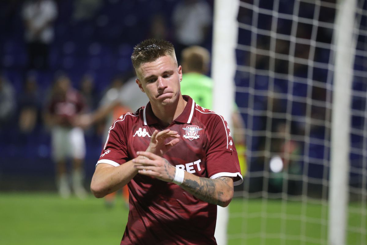 Ruptură la Rapid? Claudiu Petrila a dat mâna cu toți de pe bancă atunci când a fost schimbat, dar l-a evitat pe Costel Gâlcă + Ce s-a întâmplat după fluierul final