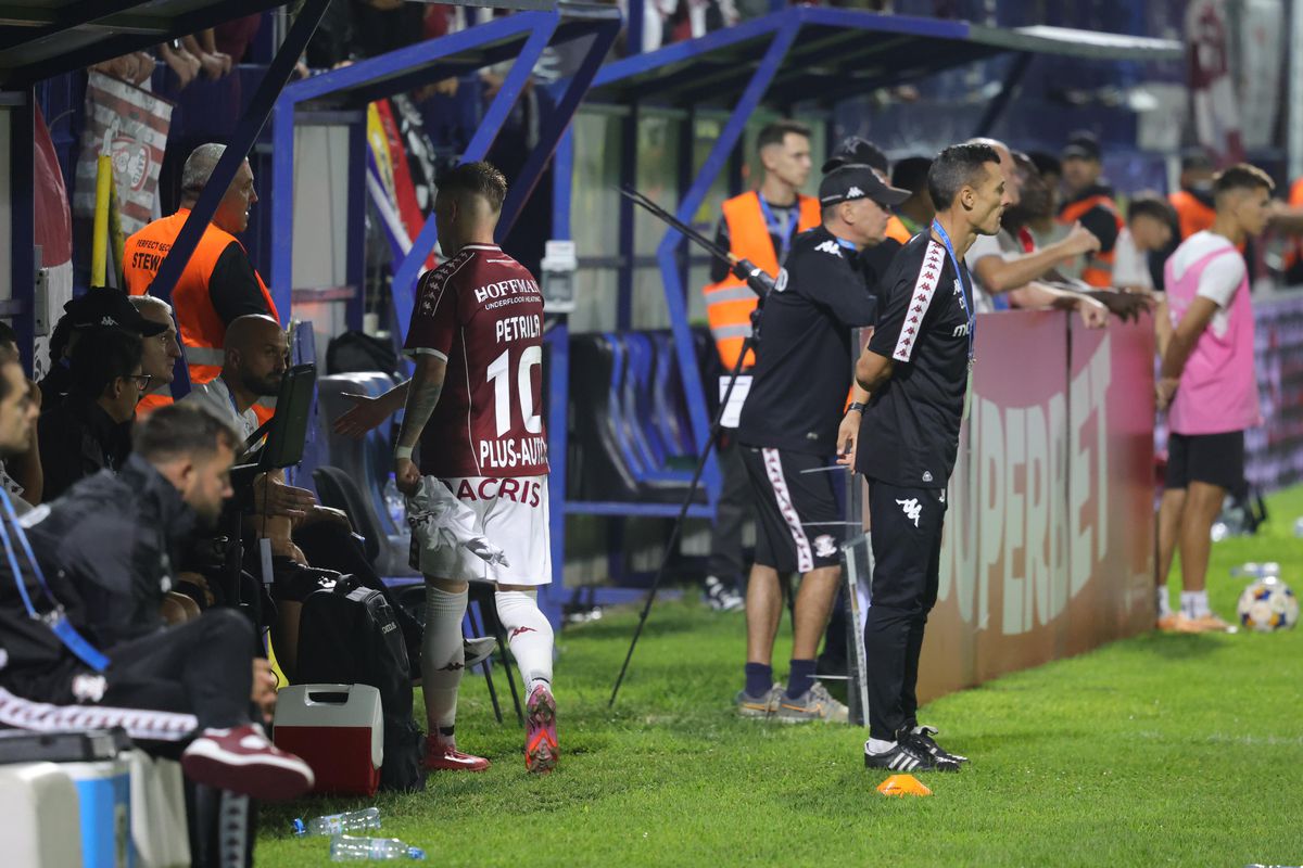 Ruptură la Rapid? Claudiu Petrila a dat mâna cu toți de pe bancă atunci când a fost schimbat, dar l-a evitat pe Costel Gâlcă + Ce s-a întâmplat după fluierul final