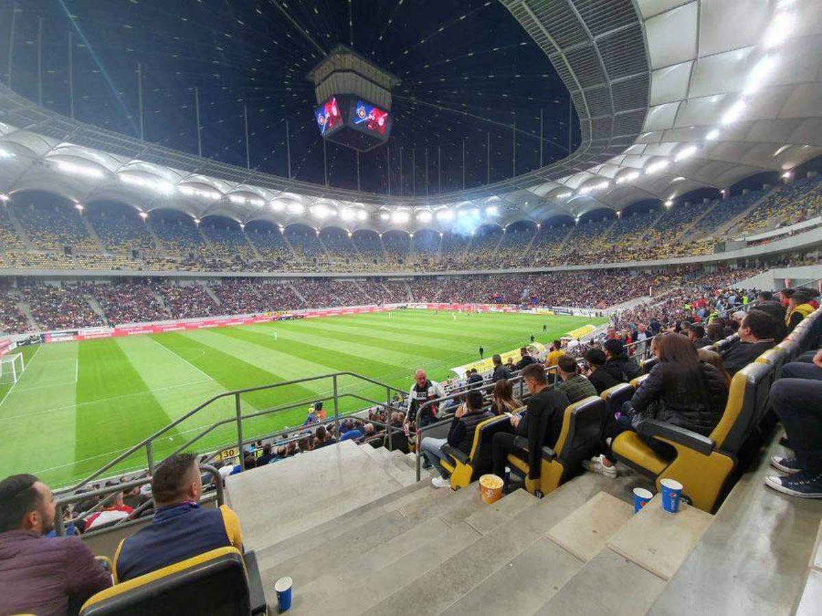FCSB - CFR CLUJ // FOTO Faza serii pe stadion: ce scria pe o pânză afișată în mijlocul fanilor roș-albaștri :D