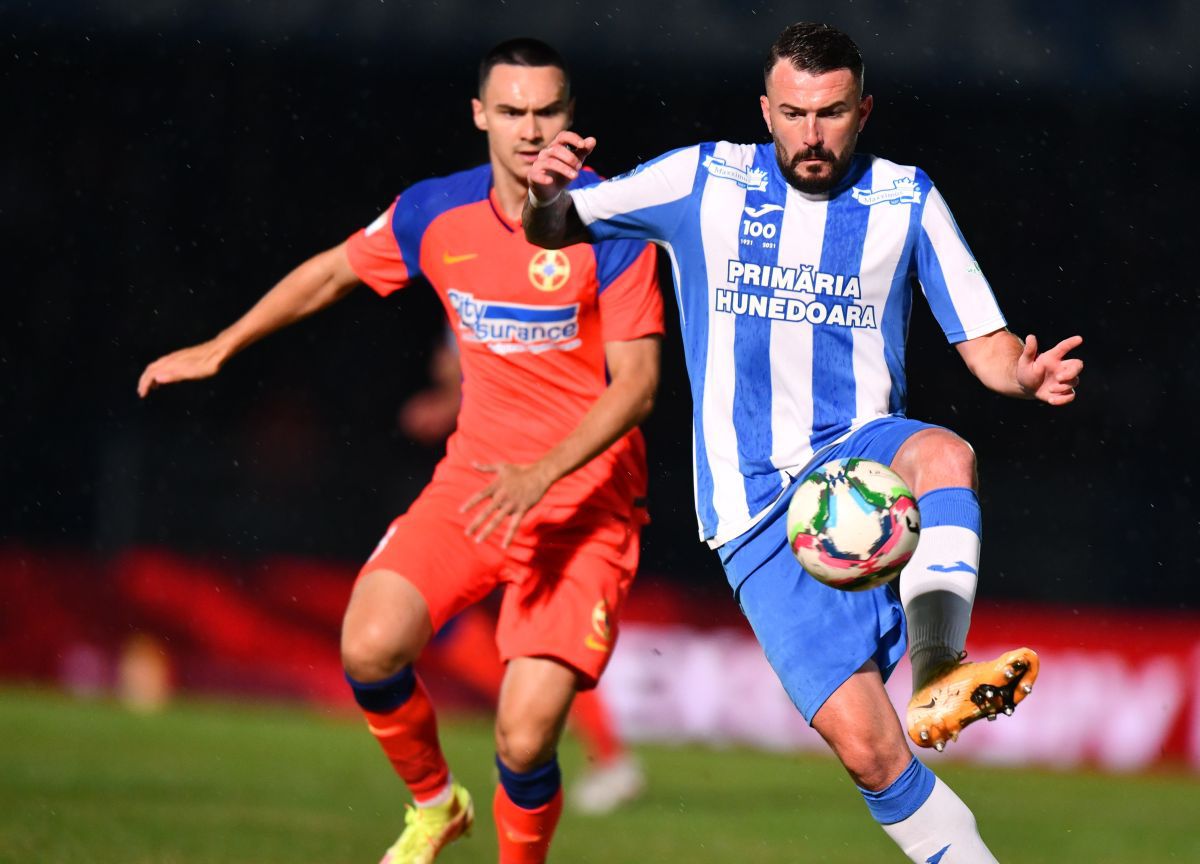 Cornel Dinu râde de doi fotbaliști de la FCSB: „Sunt comici! Și eu, la vârsta mea, îi driblez”