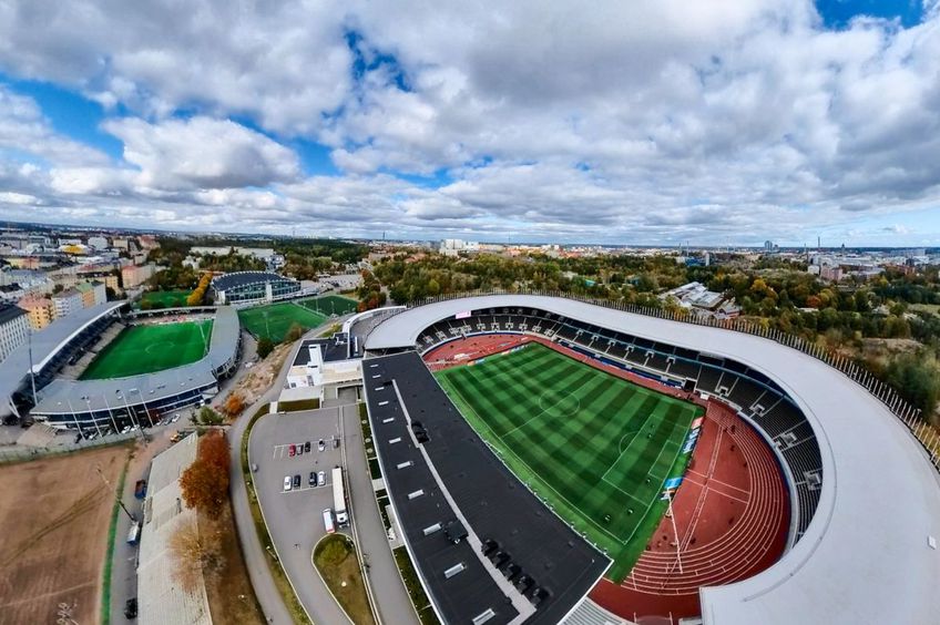 La 100 de metri de stadionul Olimpic, pe terenul lui HFK (cel din stânga imaginii), se va juca un amical de gală