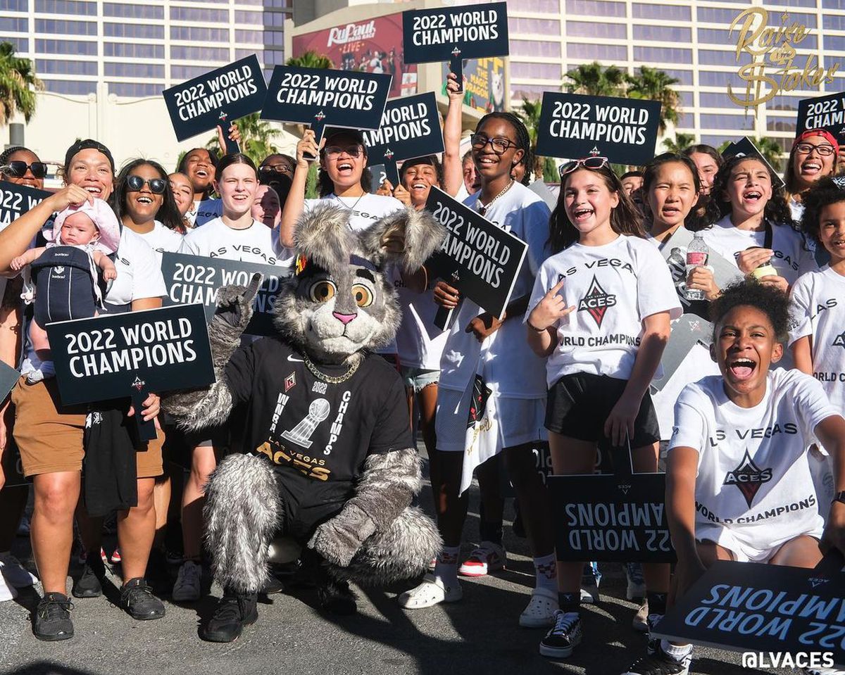 Imagini de senzație din Las Vegas: campioanele WNBA, dezlănțuite la parada titlului