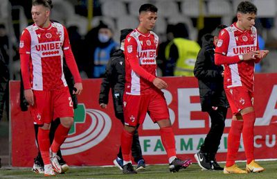 Fotbalistul lui Dinamo își încheie cariera la doar 21 de ani. Acuzații nemiloase: „Mi-au stricat viitorul. Îmi dădeau 2.000 de lei pe lună, iar eu cheltuiam 2.500 pe transport”