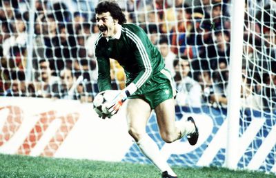 Omagiul superb adus de clubul FC Sevilla în memoria lui Helmuth Duckadam » Ce au afișat lângă poarta unde s-a întâmplat minunea din 1986