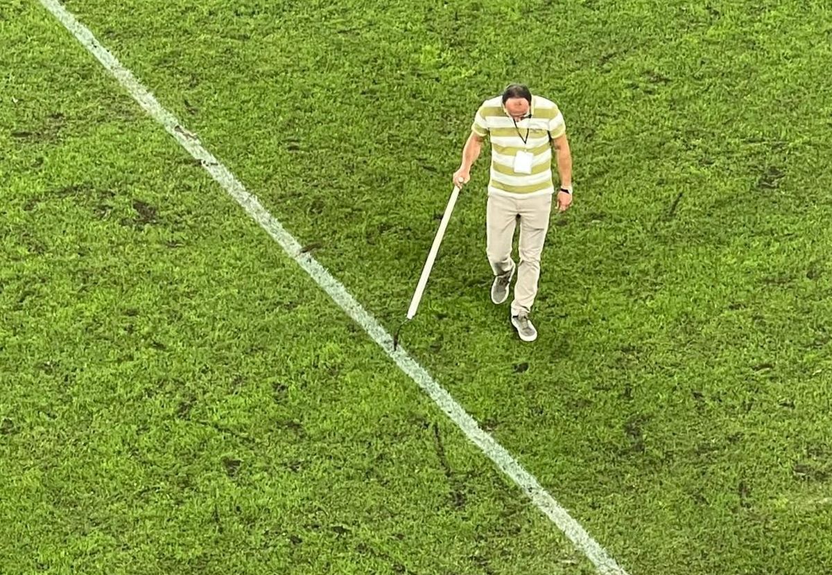 Au intrat cu furcile pe teren, la pauza meciului Dinamo - Farul » Scenele din alte vremuri derulate pe „Arcul de Triumf”