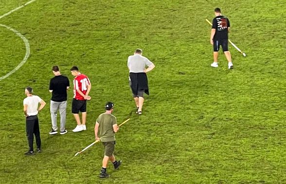 Au intrat cu furcile pe teren, la pauza meciului Dinamo - Farul » Scenele din alte vremuri derulate pe „Arcul de Triumf”