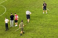 Au intrat cu furcile pe teren, la pauza meciului Dinamo - Farul » Scenele din alte vremuri derulate pe „Arcul de Triumf”