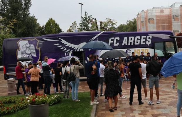 Clubul de tradiție și-a inaugurat autocarul în fața primăriei, iar fanii au „explodat”: „Mai aveați puțin și îl băgați înăuntru! Bani publici cheltuiți degeaba”