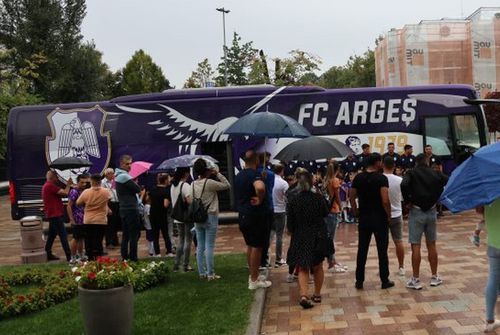 FC Argeș și-a inaugurat autocarul în fața primăriei / Sursă foto: argesfc.ro