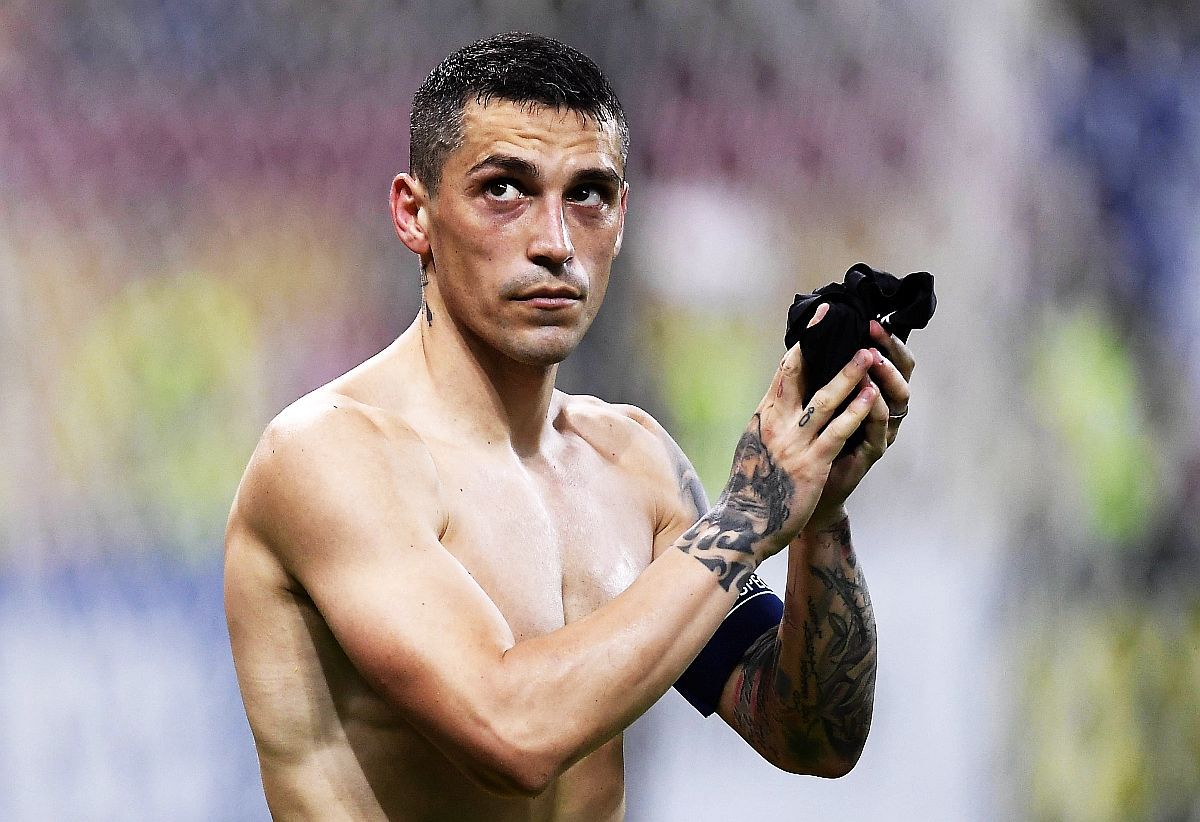 „Și noi trebuia să ieșim de pe teren de vreo 30-40 de ori” » Nicolae Stanciu: „«Uniți sub tricolor» au fost mereu cu noi, să vă zic ce spunea atacantul kosovar”