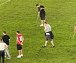 Organizatorii au încercat să repare gazonul la pauza meciului Dinamo - Farul / foto: Vlad Nedelea (GSP)