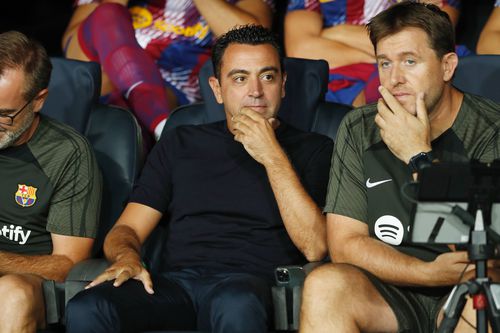 Xavi (stânga) a semnat un nou contract cu Barcelona
