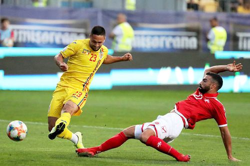 Florin Andone, în galben, ar putea reveni sub „tricolor” după 4 ani // foto: Imago Images