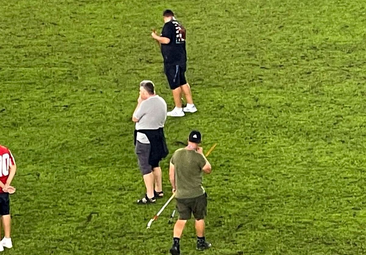 Au intrat cu furcile pe teren, la pauza meciului Dinamo - Farul » Scenele din alte vremuri derulate pe „Arcul de Triumf”