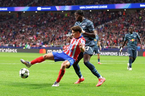 Castello Lukeba, în duel cu Julian Alvarez contra lui Atletico Madrid // foto: Guliver/gettyimages