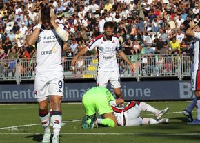 Atenție, imagini dure! Accidentare gravă în Serie A, și-a rupt piciorul la aterizare