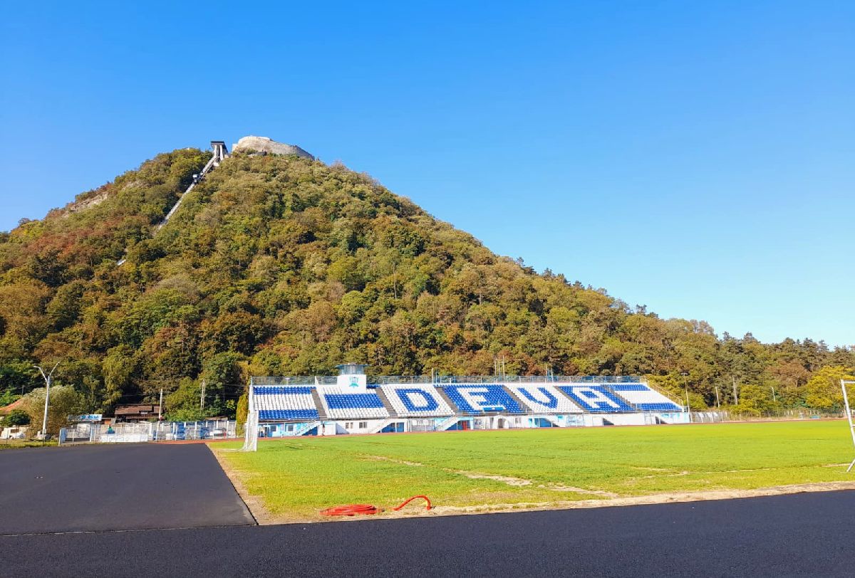 Lucrările la pista de atletism de la Deva durează de 4 ani și încă nu s-au terminat! Vizită GSP pe bătrânul stadion „Cetate”