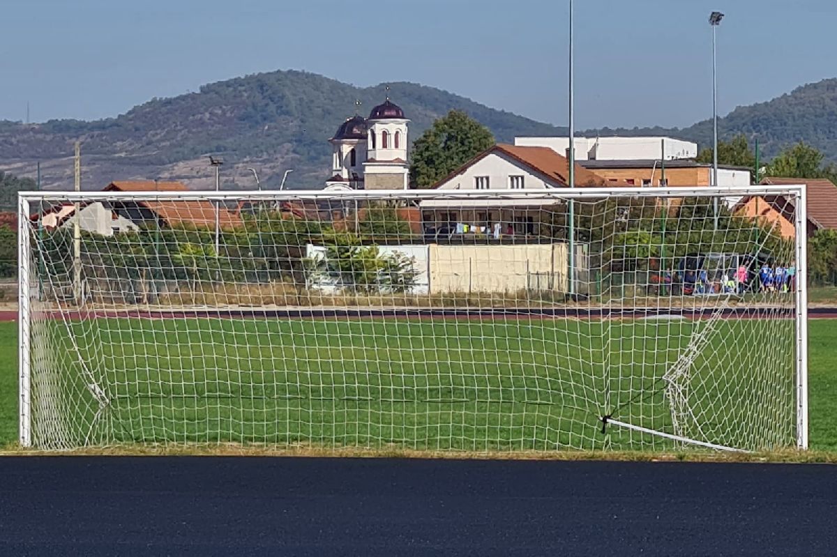 Lucrările la pista de atletism de la Deva durează de 4 ani și încă nu s-au terminat! Vizită GSP pe bătrânul stadion „Cetate”