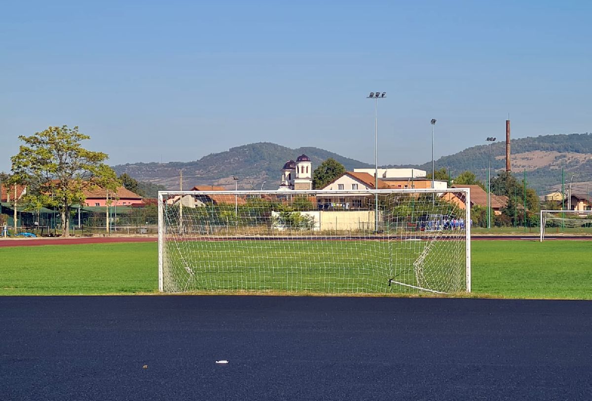 Lucrările la pista de atletism de la Deva durează de 4 ani și încă nu s-au terminat! Vizită GSP pe bătrânul stadion „Cetate”