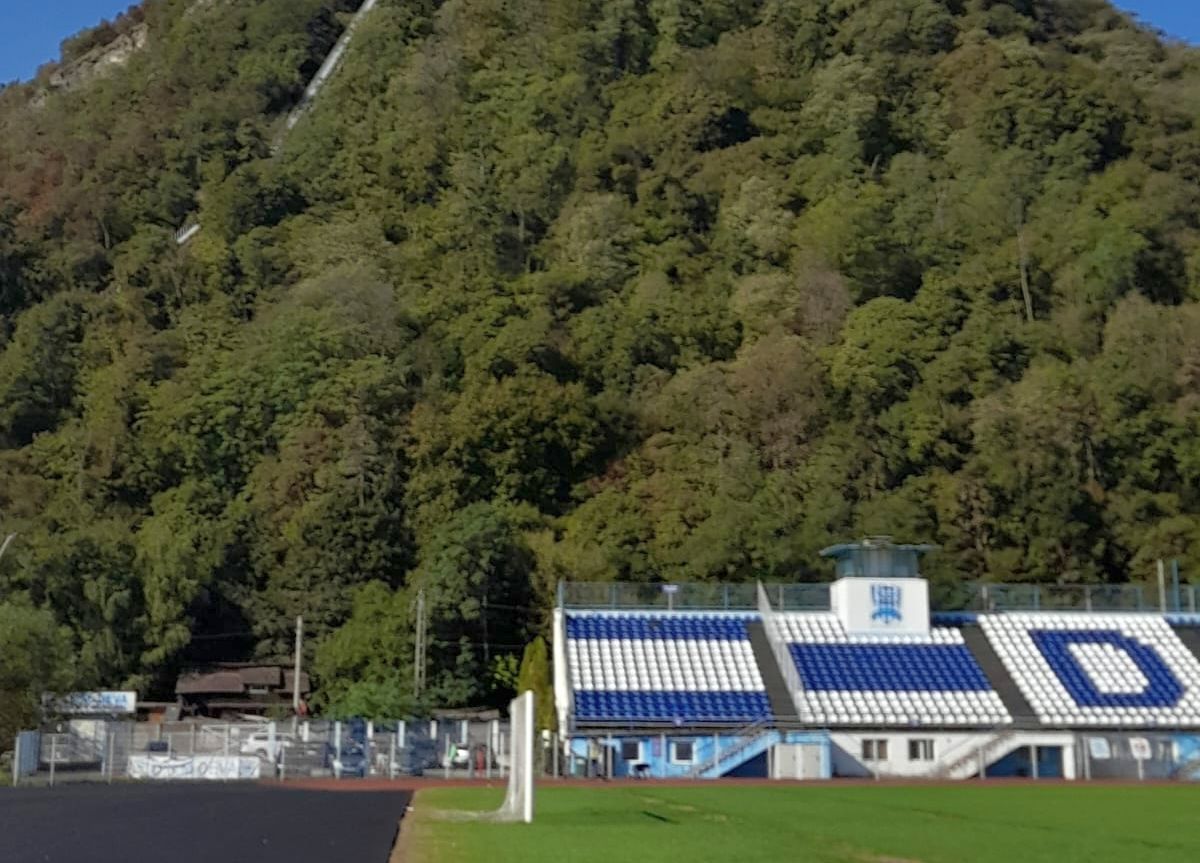 Lucrările la pista de atletism de la Deva durează de 4 ani și încă nu s-au terminat! Vizită GSP pe bătrânul stadion „Cetate”