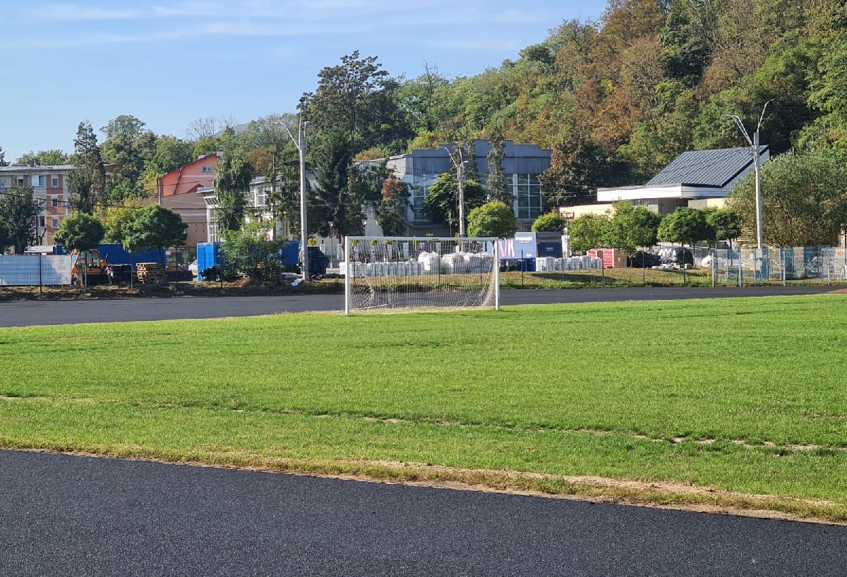 Lucrările la pista de atletism de la Deva durează de 4 ani și încă nu s-au terminat! Vizită GSP pe bătrânul stadion „Cetate”