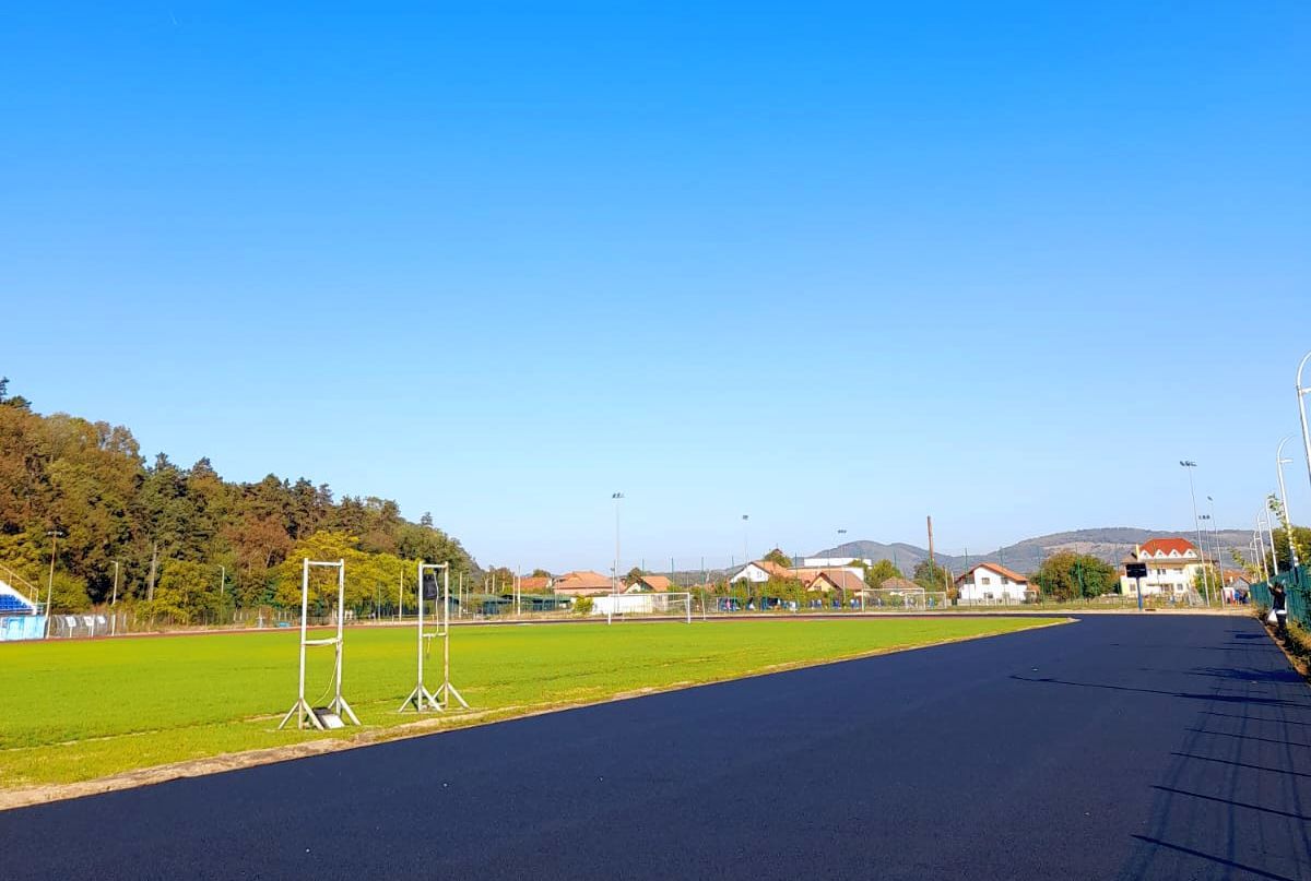 Inimaginabil! Lucrările la „cea mai modernă pistă de atletism din țară” durează de PATRU ani și nu s-au terminat nici azi! GSP a intrat pe stadionul pitoresc din România: nici codrul nu mai crede că proiectul va fi finalizat!