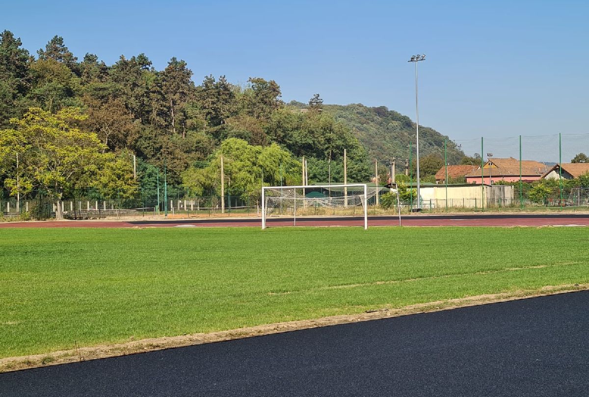 Lucrările la pista de atletism de la Deva durează de 4 ani și încă nu s-au terminat! Vizită GSP pe bătrânul stadion „Cetate”