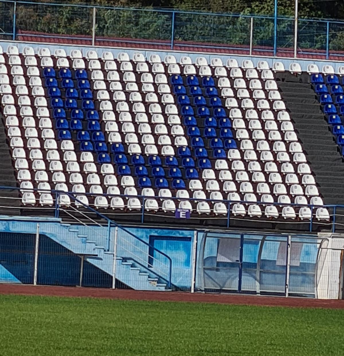 Lucrările la pista de atletism de la Deva durează de 4 ani și încă nu s-au terminat! Vizită GSP pe bătrânul stadion „Cetate”