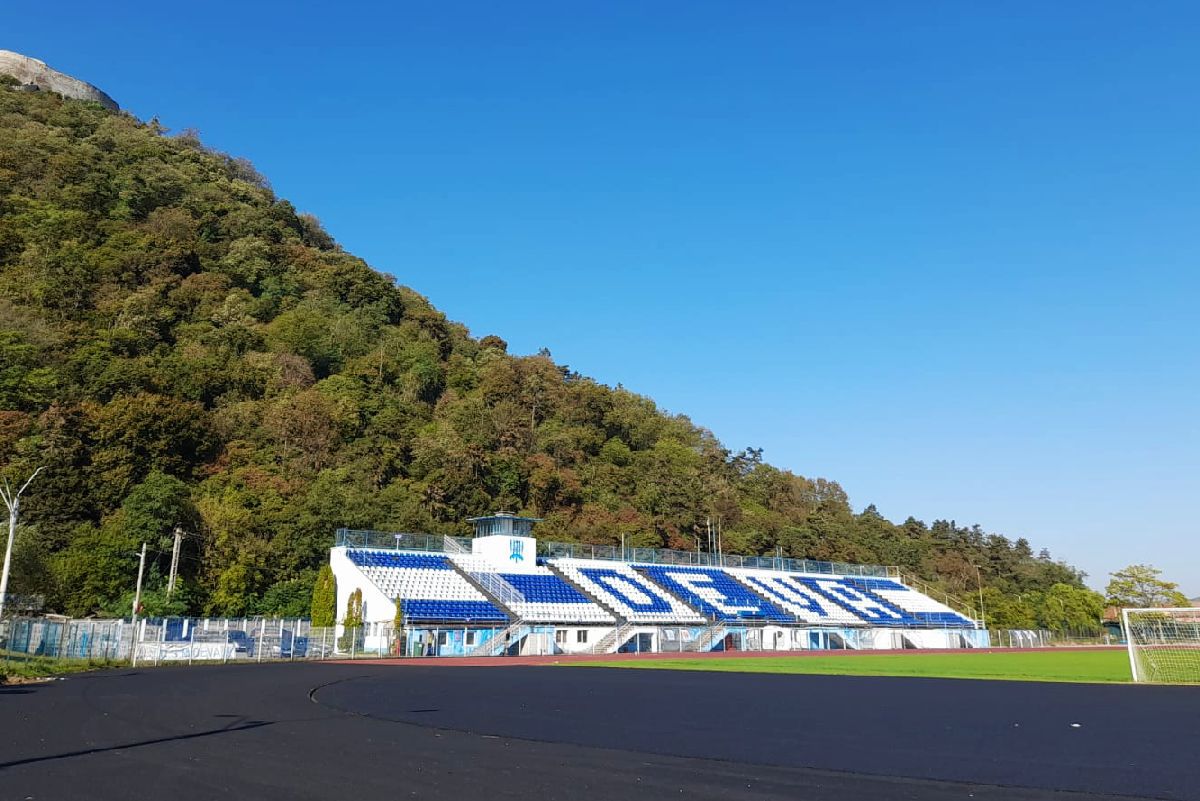 Lucrările la pista de atletism de la Deva durează de 4 ani și încă nu s-au terminat! Vizită GSP pe bătrânul stadion „Cetate”