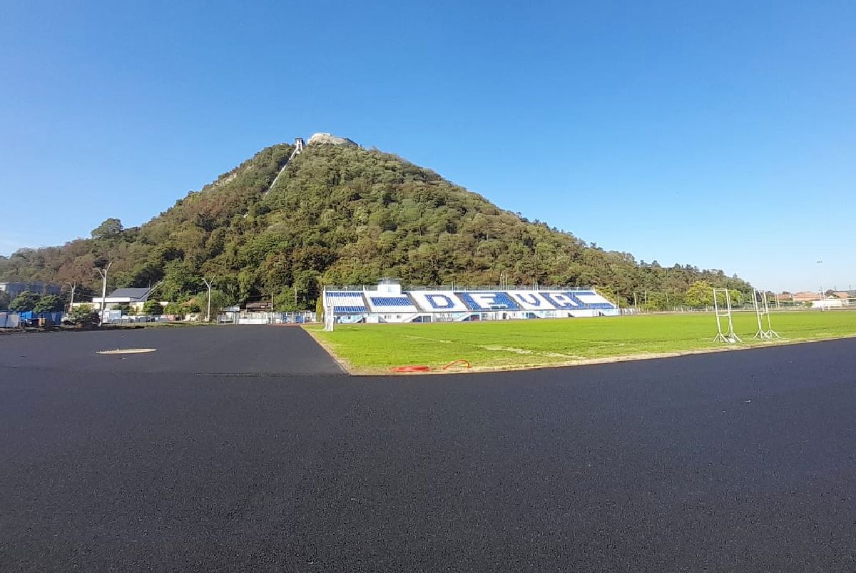 Lucrările la pista de atletism de la Deva durează de 4 ani și încă nu s-au terminat! Vizită GSP pe bătrânul stadion „Cetate”