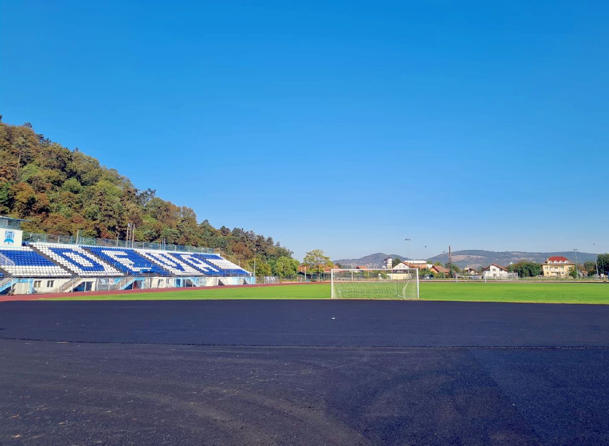 Lucrările la pista de atletism de la Deva durează de 4 ani și încă nu s-au terminat! Vizită GSP pe bătrânul stadion „Cetate”