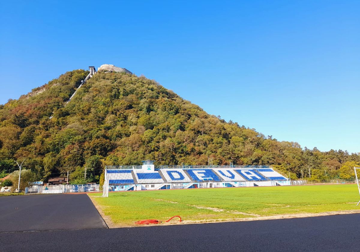 Lucrările la pista de atletism de la Deva durează de 4 ani și încă nu s-au terminat! Vizită GSP pe bătrânul stadion „Cetate”