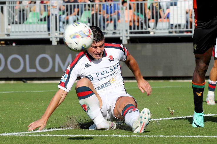 Ruslan Malinovskyi, mijlocașul ucrainean al lui Genoa, a suferit o accidentare gravă la piciorul drept în repriza secundă a meciului de la Venezia / Foto: Imago