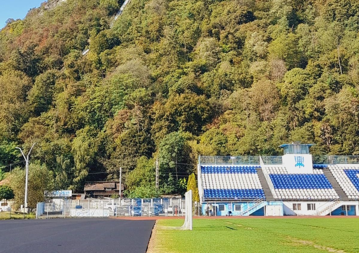 Lucrările la pista de atletism de la Deva durează de 4 ani și încă nu s-au terminat! Vizită GSP pe bătrânul stadion „Cetate”