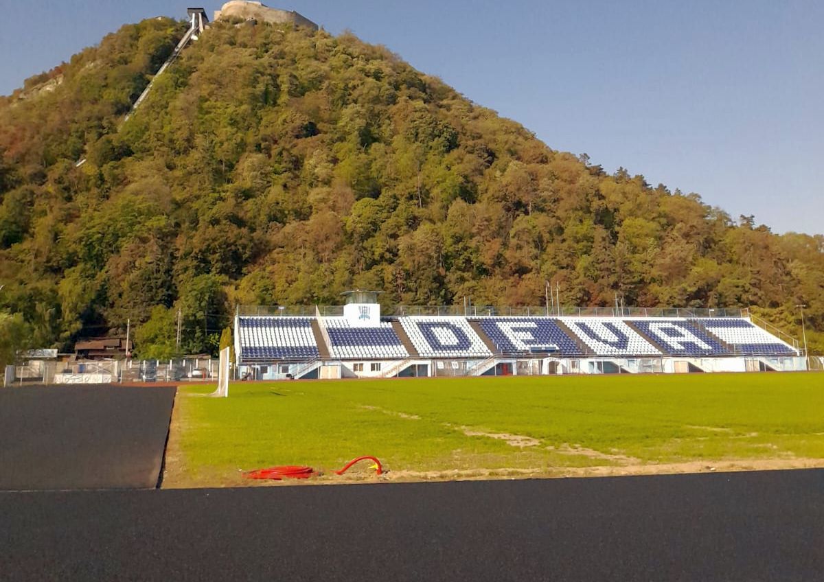 Lucrările la pista de atletism de la Deva durează de 4 ani și încă nu s-au terminat! Vizită GSP pe bătrânul stadion „Cetate”